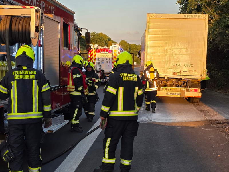 FW Bergheim: LKW brennt auf Autobahn 61 Heißgelaufene Bremse an LKW-Anhänger - Einspurige Sperrung - Foto: presseportal.de