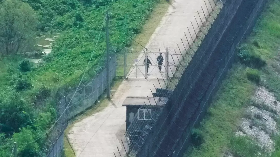 Am Donnerstagabend ist es einem nordkoreanischen Mann gelungen, die hochgerüstete Grenze zu Südkorea zu überqueren. (Archivfoto) - Bild: Ahn Young-joon/AP