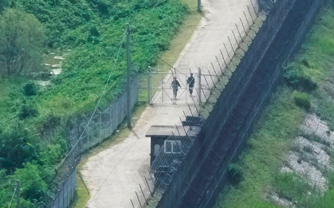Am Donnerstagabend ist es einem nordkoreanischen Mann gelungen, die hochgerüstete Grenze zu Südkorea zu überqueren. (Archivfoto) - Foto: Ahn Young-joon/AP Am Donnerstagabend ist es einem nordkoreanischen Mann gelungen, die hochgerüstete Grenze zu Südkorea zu überqueren. (Archivfoto) - Foto: Ahn Young-joon/AP