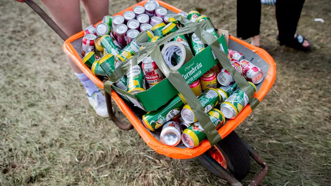 Dosenbier ist gerade bei der jüngeren Generation beliebt. (Archivbild) - Bild: Hauke-Christian Dittrich/dpa