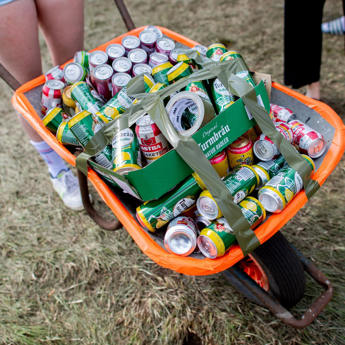 Dosenbier ist gerade bei der jüngeren Generation beliebt. (Archivbild) - Foto: Hauke-Christian Dittrich/dpa