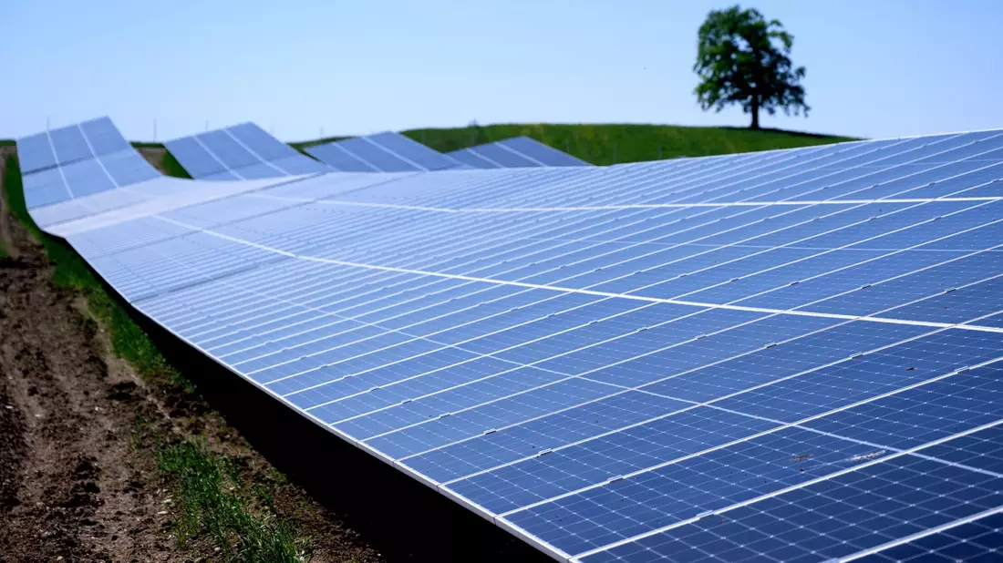 Solarparks wie dieser in der Nähe der Autobahn 95 in Bayern machen knapp ein Drittel der in Deutschland installierten Leistung aus. (Archivbild) - Bild: Sven Hoppe/dpa
