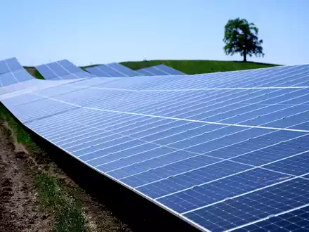 Solarparks wie dieser in der Nähe der Autobahn 95 in Bayern machen knapp ein Drittel der in Deutschland installierten Leistung aus. (Archivbild) - Foto: Sven Hoppe/dpa