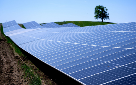 Solarparks wie dieser in der Nähe der Autobahn 95 in Bayern machen knapp ein Drittel der in Deutschland installierten Leistung aus. (Archivbild) - Foto: Sven Hoppe/dpa