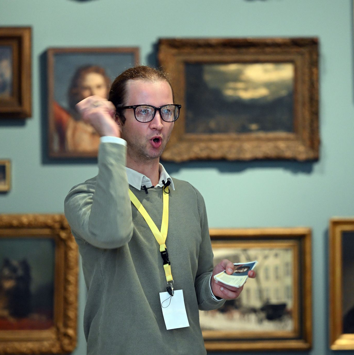 Der schlecht gelaunte «Grumpy Guide» im Düsseldorfer Kunstpalast ist ein riesiger Publikumserfolg. - Foto: Federico Gambarini/dpa