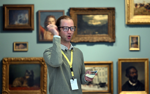 Der schlecht gelaunte «Grumpy Guide» im Düsseldorfer Kunstpalast ist ein riesiger Publikumserfolg. - Foto: Federico Gambarini/dpa