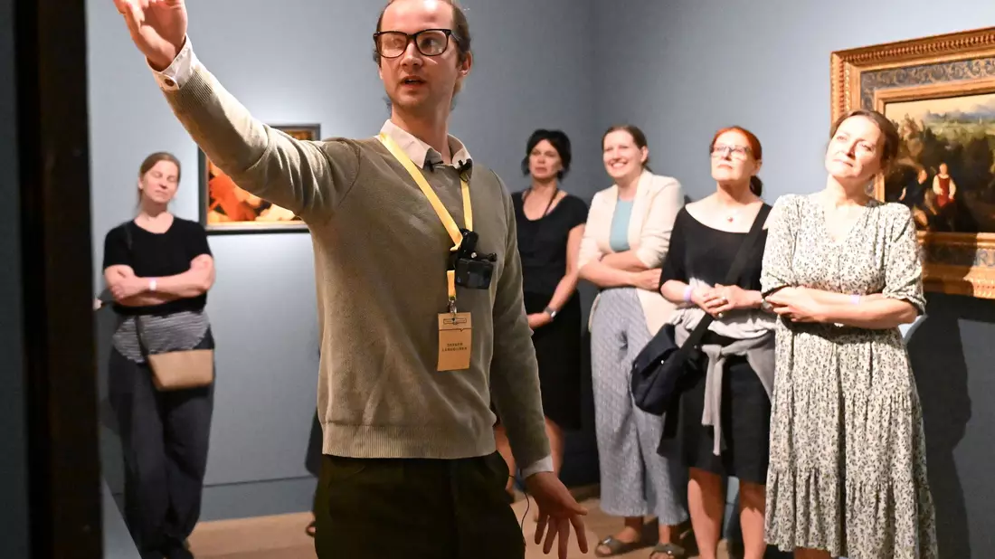 Er schimpft, nörgelt und brüllt die Gruppe an: Der «Grumpy Guide» im Düsseldorfer Kunstpalast vermittelt Kunst auf etwas andere Weise. - Bild: Federico Gambarini/dpa