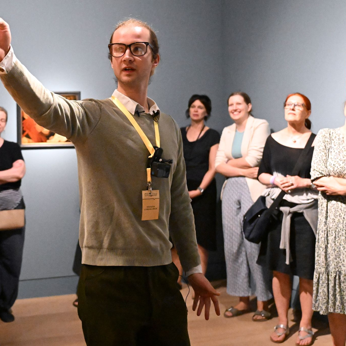 Er schimpft, nörgelt und brüllt die Gruppe an: Der «Grumpy Guide» im Düsseldorfer Kunstpalast vermittelt Kunst auf etwas andere Weise. - Foto: Federico Gambarini/dpa