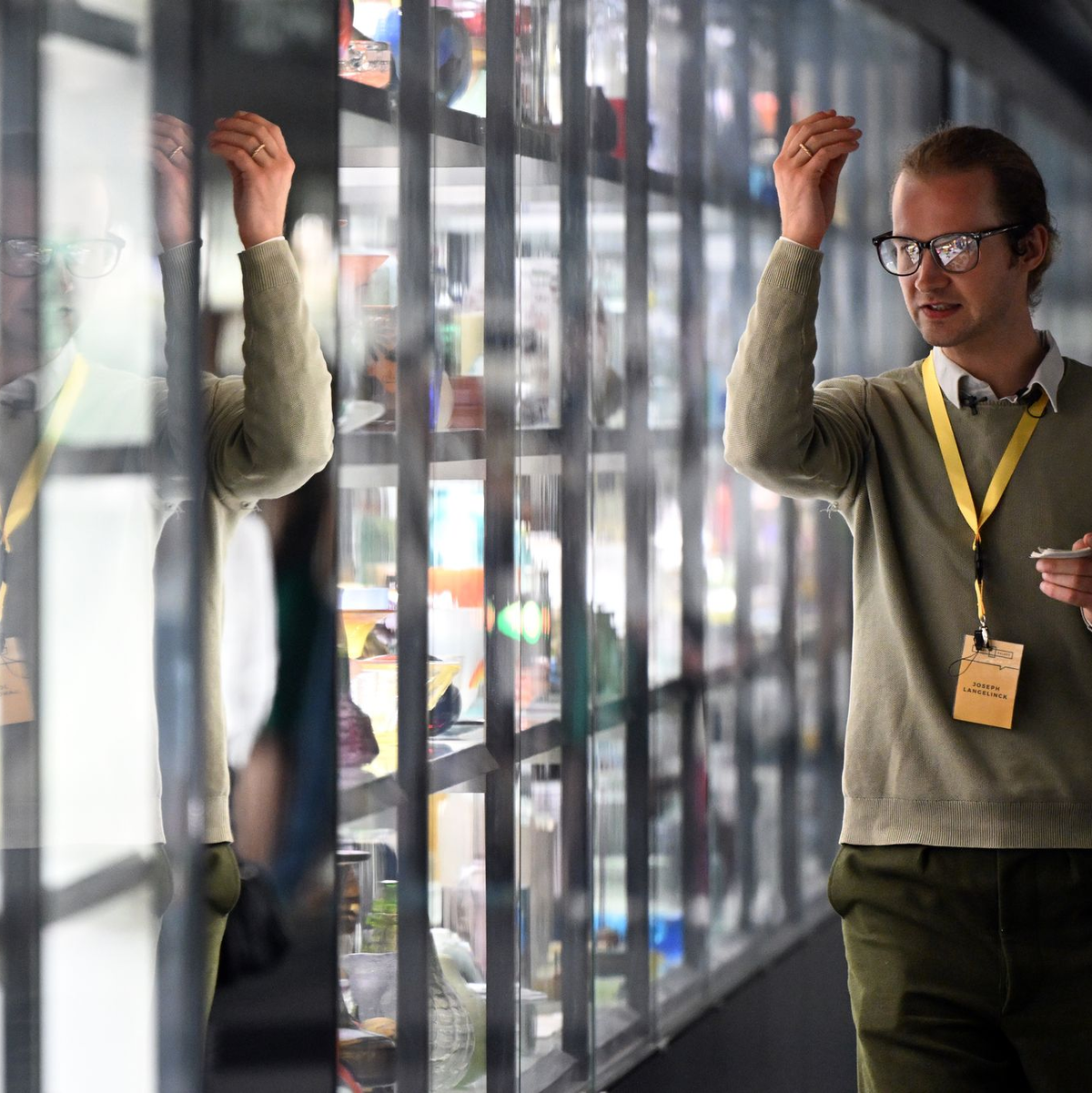 Der nörgelnde «Grumpy Guide» im Düsseldorfer Kunstpalast beschwert sich über die Qualität und Ausstellung von Glaskunst. - Foto: Federico Gambarini/dpa