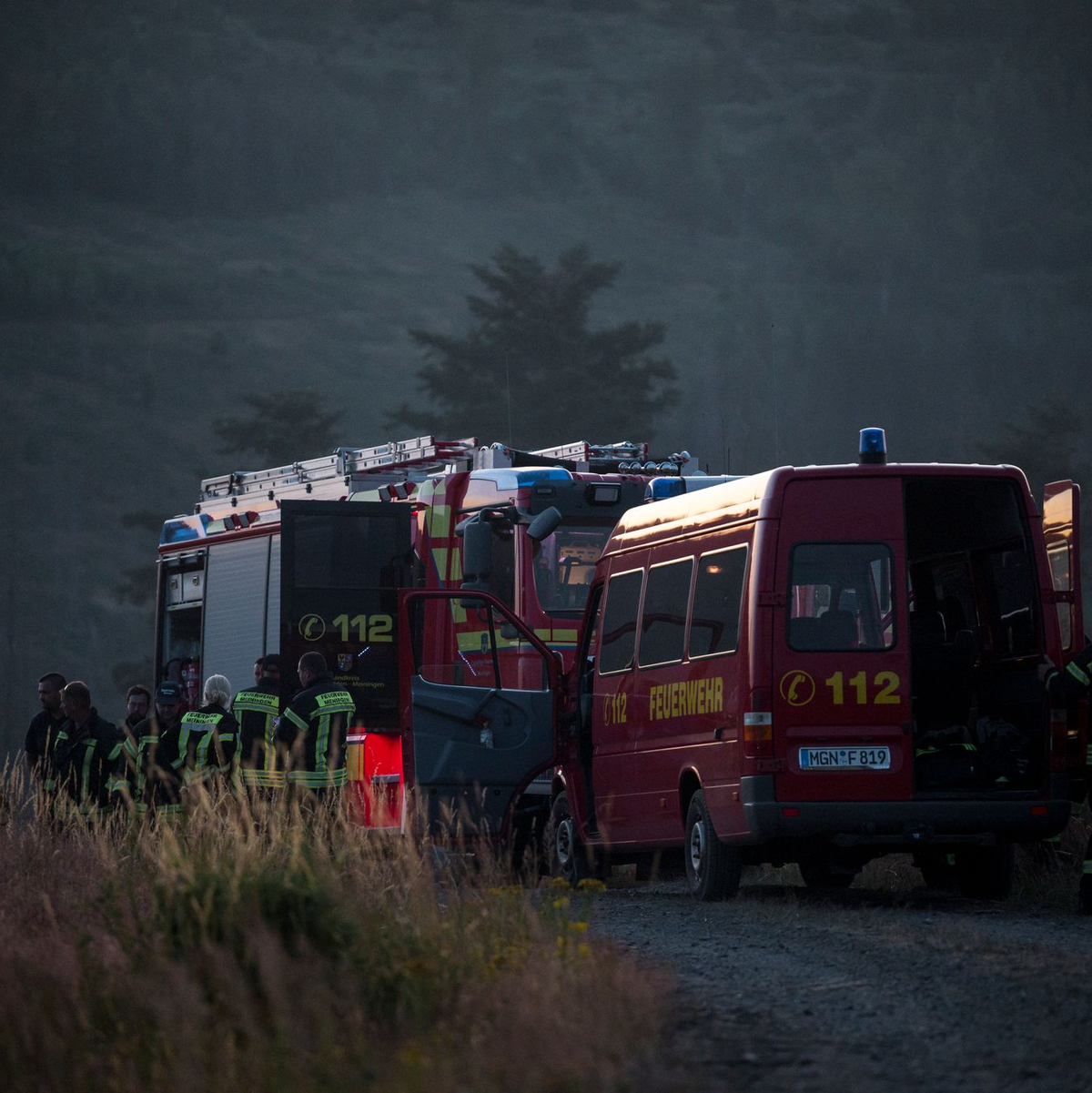 Seit Mittwoch sind Feuerwehren und andere Einsatzkräfte auf der Saalfelder Höhe ununterbrochen im Einsatz. - Foto: Daniel Vogl/dpa