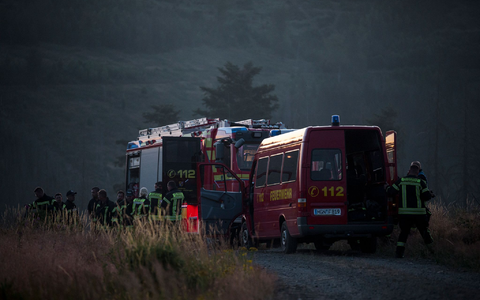 Seit Mittwoch sind Feuerwehren und andere Einsatzkräfte auf der Saalfelder Höhe ununterbrochen im Einsatz. - Foto: Daniel Vogl/dpa