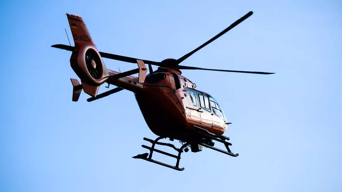 Auch Rettungshubschrauber waren im Einsatz. (Symbolfoto) - Bild: Julian Stratenschulte/dpa