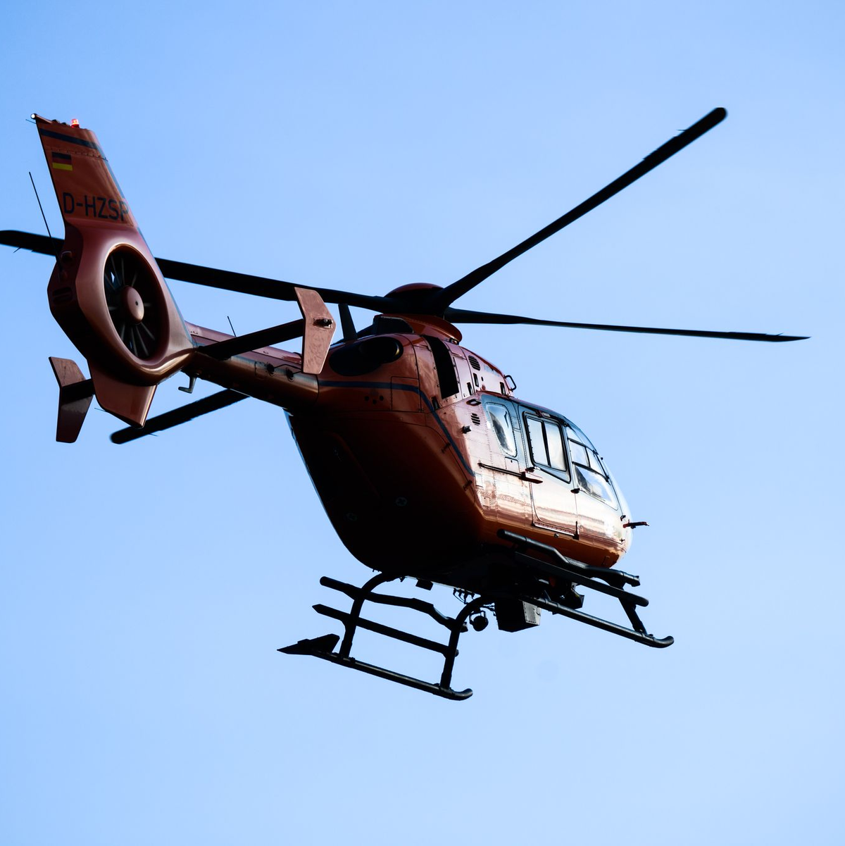 Auch Rettungshubschrauber waren im Einsatz. (Symbolfoto) - Foto: Julian Stratenschulte/dpa