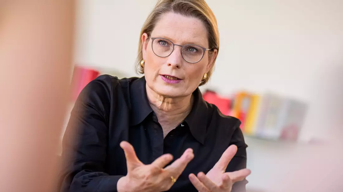 Die Neuregelung zur Vaterschaftsanfechtung ist die erste familienrechtliche Reform, die von der neuen Regierung auf den Weg gebracht wird.   - Bild: Michael Kappeler/dpa