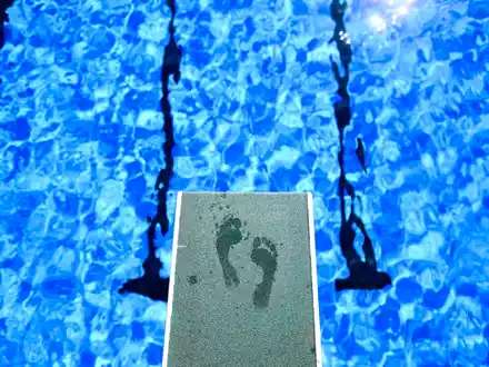 Sicherheit im Freibad für alle - das ist das Ziel. - Foto: Julian Stratenschulte/dpa