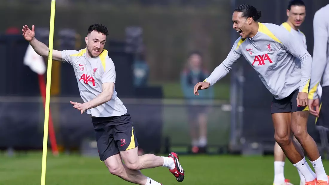 Virgil van Dijk (r.) wird seinen gestorbenen Teamkollegen Diego Jota (l) vermissen - Bild: Peter Byrne/PA Wire/dpa