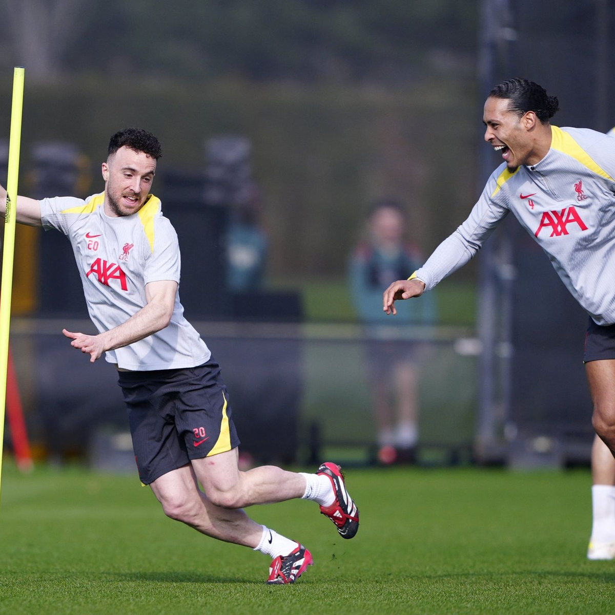 Virgil van Dijk (r.) wird seinen gestorbenen Teamkollegen Diego Jota (l) vermissen - Foto: Peter Byrne/PA Wire/dpa