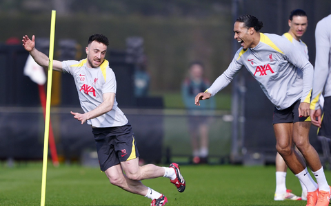 Virgil van Dijk (r.) wird seinen gestorbenen Teamkollegen Diego Jota (l) vermissen - Foto: Peter Byrne/PA Wire/dpa