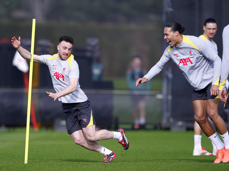 Virgil van Dijk (r.) wird seinen gestorbenen Teamkollegen Diego Jota (l) vermissen - Foto: Peter Byrne/PA Wire/dpa