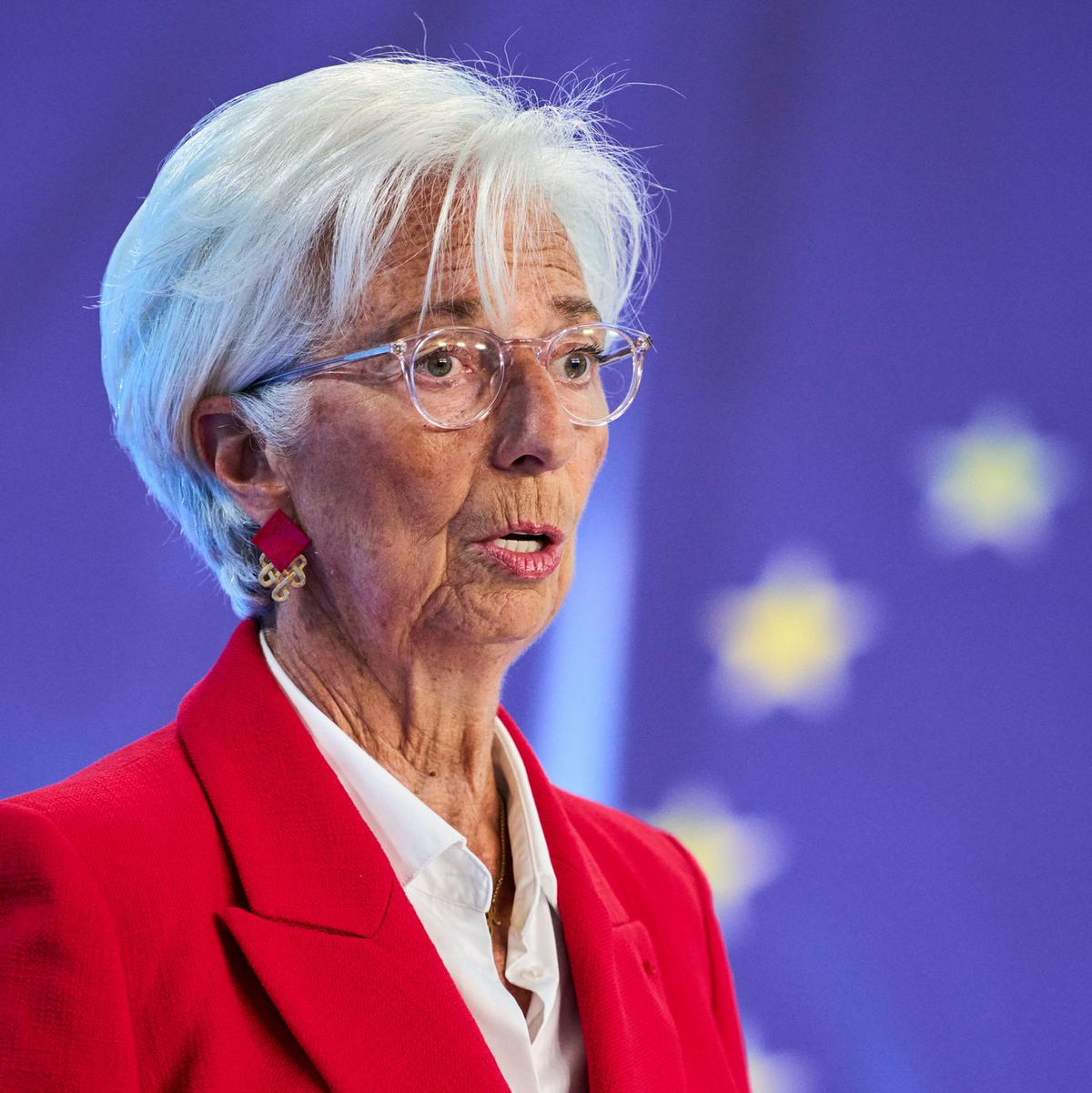 EZB-Präsidentin Christine Lagarde hält sich beim künftigen Kurs bedeckt (Archivbild) - Foto: Michael Probst/AP/dpa