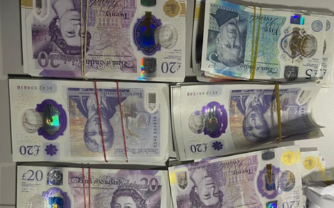 HZA-P: Potsdamer Zoll zieht bei Fahrzeugkontrolle auf der A 10 Barmittel im Wert von mehr als 11.000 Euro aus dem Verkehr / Spürnase Bobby hat den richtigen Riecher - Foto: presseportal.de