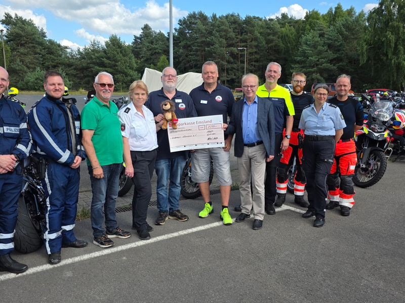 POL-EL: Lingen - Spendenscheck an Kinderhospiz Löwenherz übergeben - Foto: presseportal.de