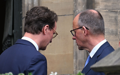 NRW-Ministerpräsident Hendrik Wüst will nicht hinnehmen, dass Friedrich Merz und die Bundesregierung die Stromsteuer nun doch nicht für alle Bürger senken will. (Archivbild) - Foto: Federico Gambarini/dpa