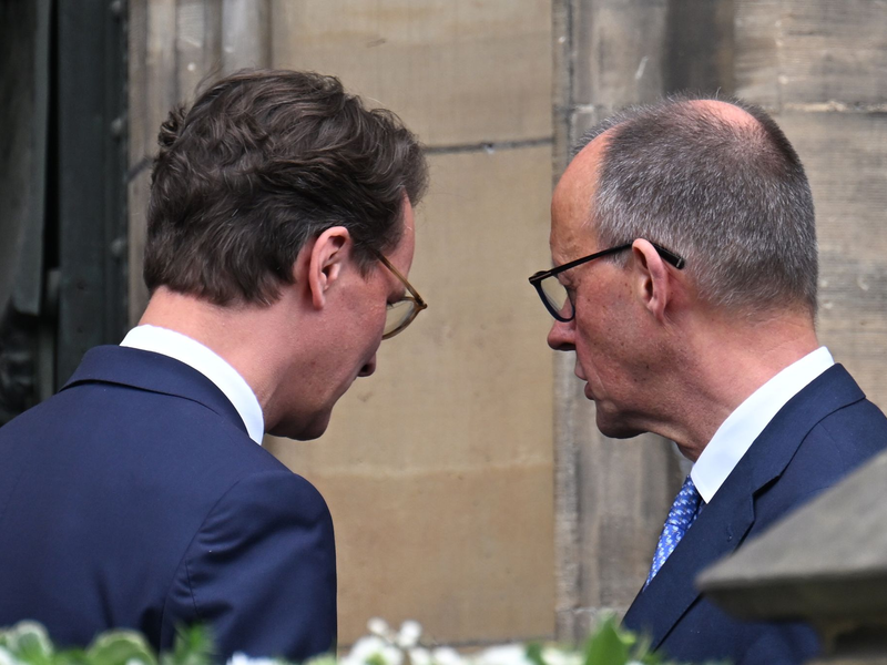 NRW-Ministerpräsident Hendrik Wüst will nicht hinnehmen, dass Friedrich Merz und die Bundesregierung die Stromsteuer nun doch nicht für alle Bürger senken will. (Archivbild) - Foto: Federico Gambarini/dpa