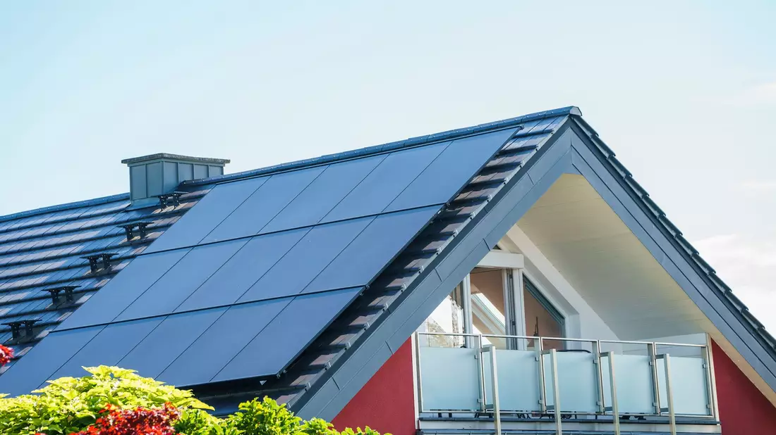 Immer mehr Haushalte in Deutschland setzen auf Sonnenenergie zur Stromerzeugung.  - Bild: Andreas Arnold/dpa