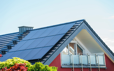Immer mehr Haushalte in Deutschland setzen auf Sonnenenergie zur Stromerzeugung.  - Foto: Andreas Arnold/dpa