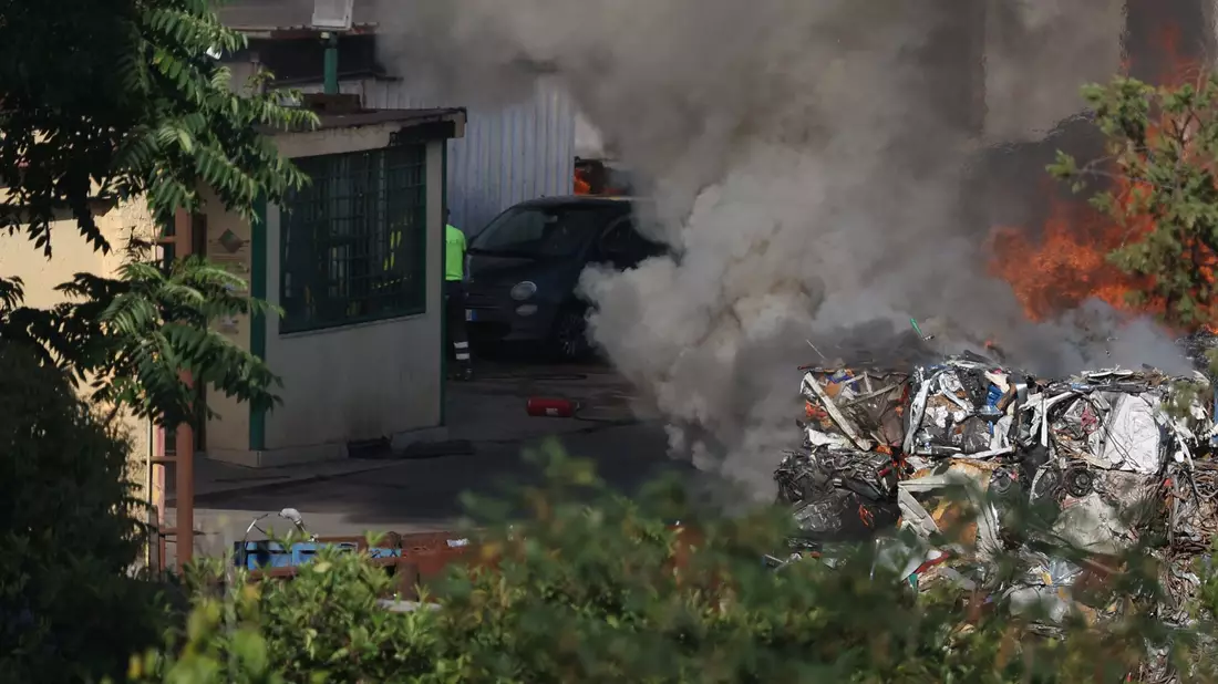 Bei der Explosion ist eine schwarze Rauchwolke zu sehen - die Stadt Rom hat die Bürger aufgerufen, die Fenster geschlossen zu halten.  - Bild: Marco Iacobucci/IPA via ZUMA Press/dpa