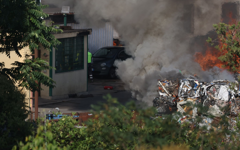 Bei der Explosion ist eine schwarze Rauchwolke zu sehen - die Stadt Rom hat die Bürger aufgerufen, die Fenster geschlossen zu halten.  - Foto: Marco Iacobucci/IPA via ZUMA Press/dpa