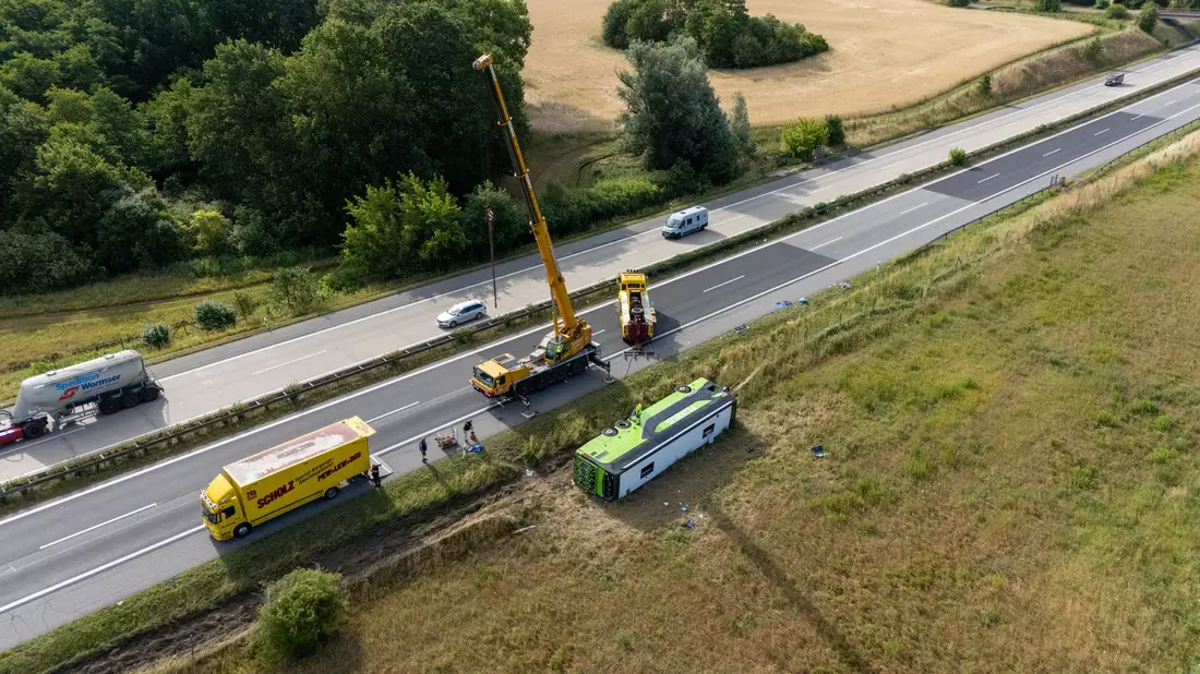 Ein Flixbus ist von der Fahrbahn abgekommen und auf die Seite gekippt. - Bild: René Schröder/NEWS5/dpa