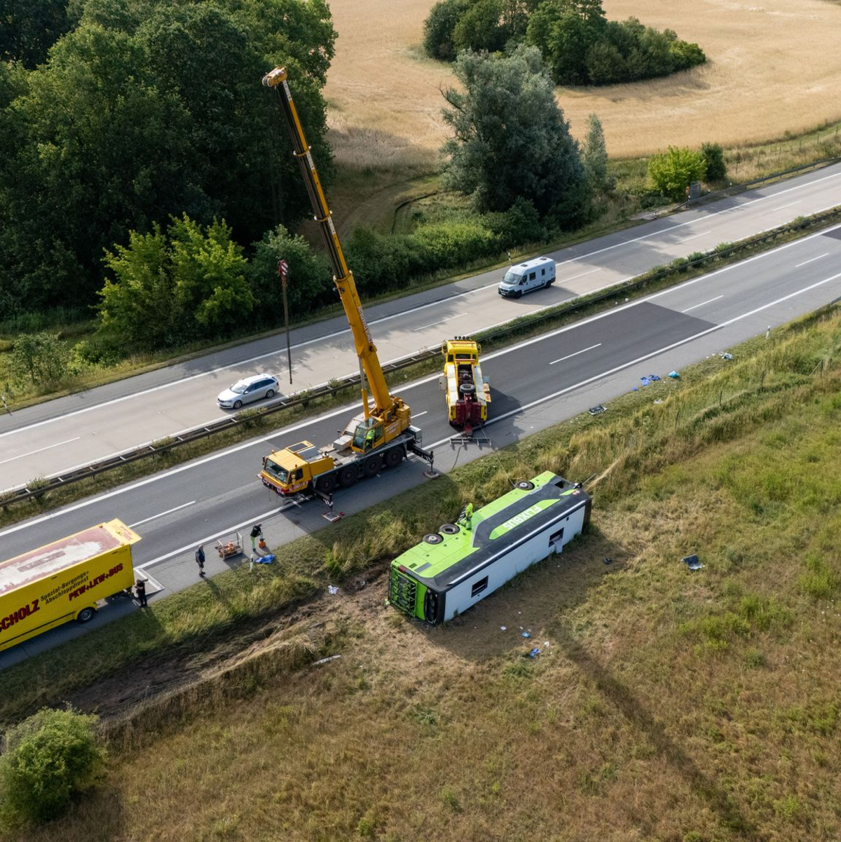 Ein Flixbus ist von der Fahrbahn abgekommen und auf die Seite gekippt. - Foto: René Schröder/NEWS5/dpa