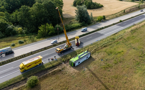 Ein Flixbus ist von der Fahrbahn abgekommen und auf die Seite gekippt. - Foto: René Schröder/NEWS5/dpa Ein Flixbus ist von der Fahrbahn abgekommen und auf die Seite gekippt. - Foto: René Schröder/NEWS5/dpa