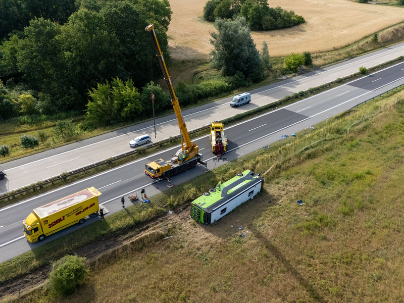 Ein Flixbus ist von der Fahrbahn abgekommen und auf die Seite gekippt. - Foto: René Schröder/NEWS5/dpa