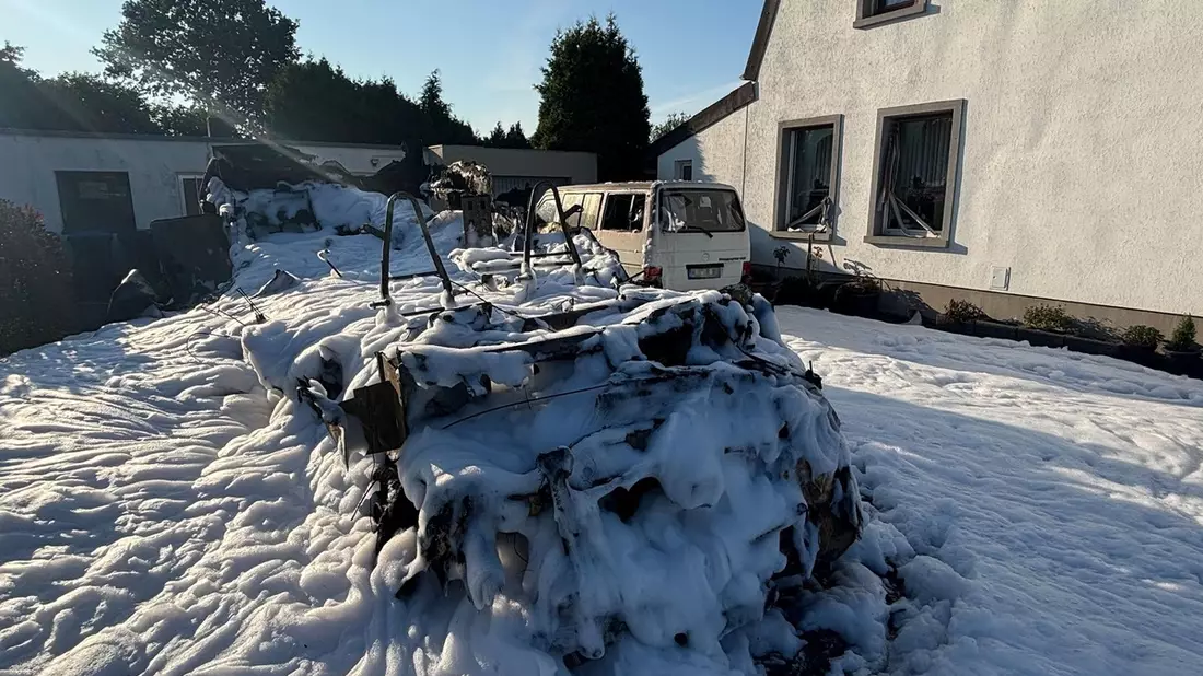 Feuerwehr Goch: Reisemobil in Vollbrand: Feuerwehr verhindert Übergreifen der Flammen - Bild: presseportal.de