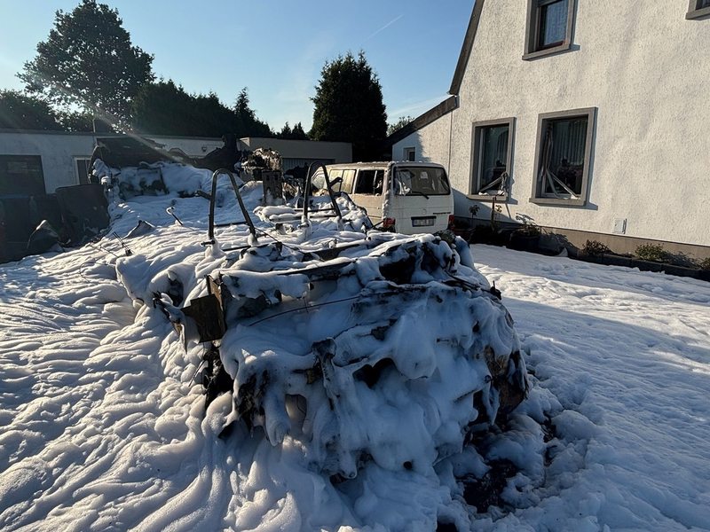 Feuerwehr Goch: Reisemobil in Vollbrand: Feuerwehr verhindert Übergreifen der Flammen - Foto: presseportal.de