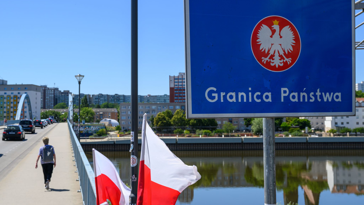 Der deutsch-polnische Grenzübergang Stadtbrücke zwischen Frankfurt (Oder) und Slubice. Polens Regierung rechnet mit Behinderungen des Grenzverkehrs durch die am Montag beginnenden Kontrollen an der Grenze. (Archivbild) - Foto: Patrick Pleul/dpa