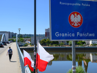 Der deutsch-polnische GrenzĂŒbergang StadtbrĂŒcke zwischen Frankfurt (Oder) und Slubice. Polens Regierung rechnet mit Behinderungen des Grenzverkehrs durch die am Montag beginnenden Kontrollen an der Grenze. (Archivbild) - Foto: Patrick Pleul/dpa