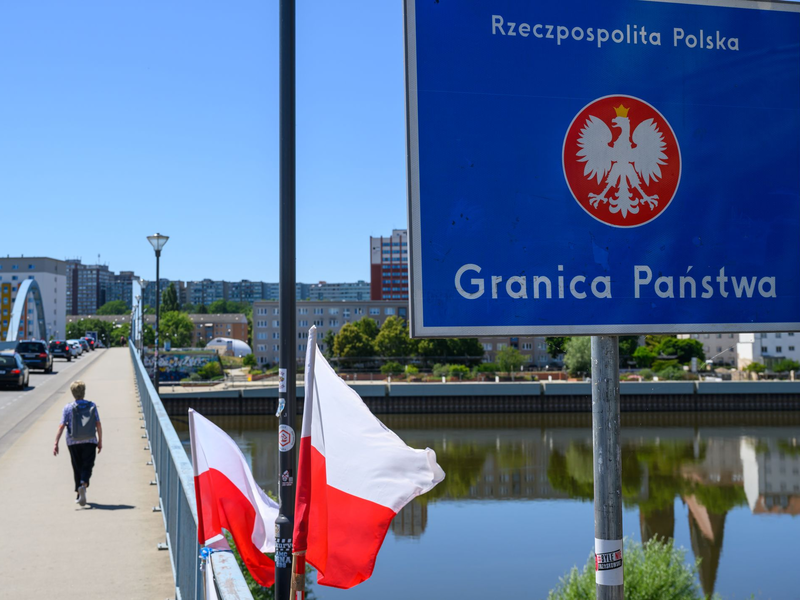 Der deutsch-polnische Grenzübergang Stadtbrücke zwischen Frankfurt (Oder) und Slubice. Polens Regierung rechnet mit Behinderungen des Grenzverkehrs durch die am Montag beginnenden Kontrollen an der Grenze. (Archivbild) - Foto: Patrick Pleul/dpa