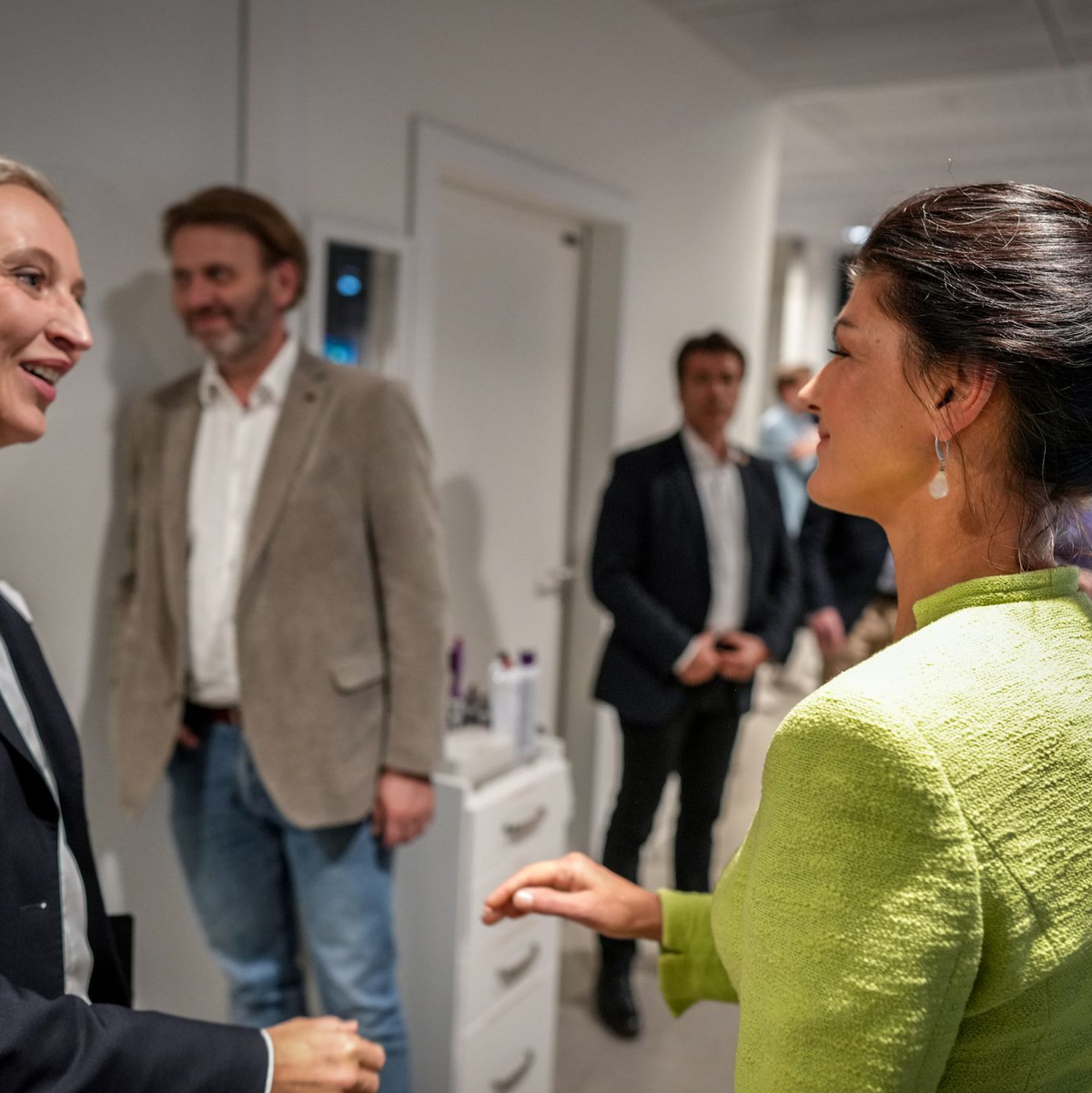 AfD-Chefin Alice Weidel und BSW-Gründerin Sahra Wagenknecht hatten sich im Herbst 2024 beim Sender «Welt» zum TV-Duell getroffen. Gespräche beider Parteien befürworten beide Seiten. (Archivbild) - Foto: Kay Nietfeld/dpa