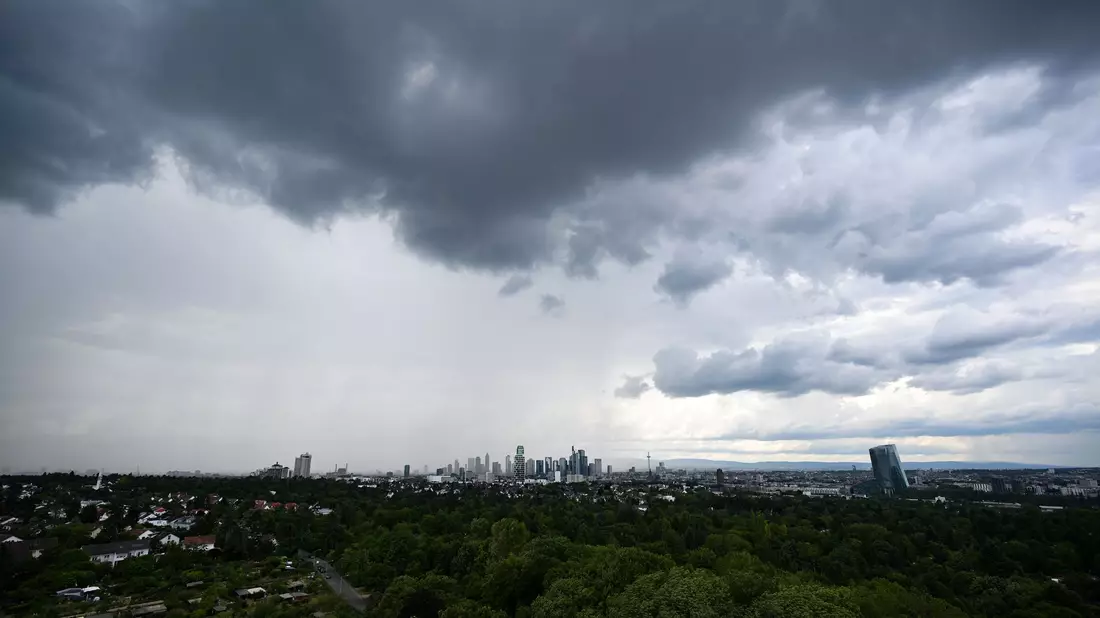 Regen zieht ab Sonntag in Deutschland auf. (Archivbild) - Bild: Arne Dedert/dpa