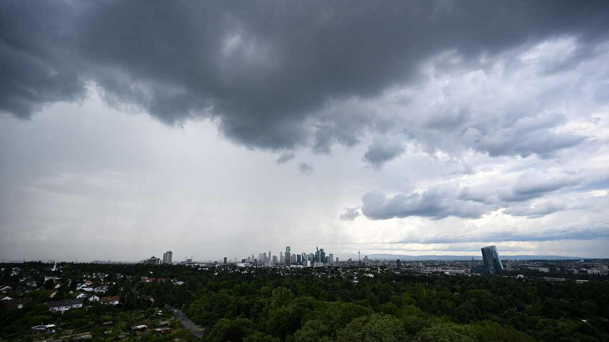 Regen zieht ab Sonntag in Deutschland auf. (Archivbild) - Foto: Arne Dedert/dpa