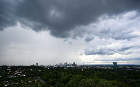 Regen zieht ab Sonntag in Deutschland auf. (Archivbild) - Foto: Arne Dedert/dpa