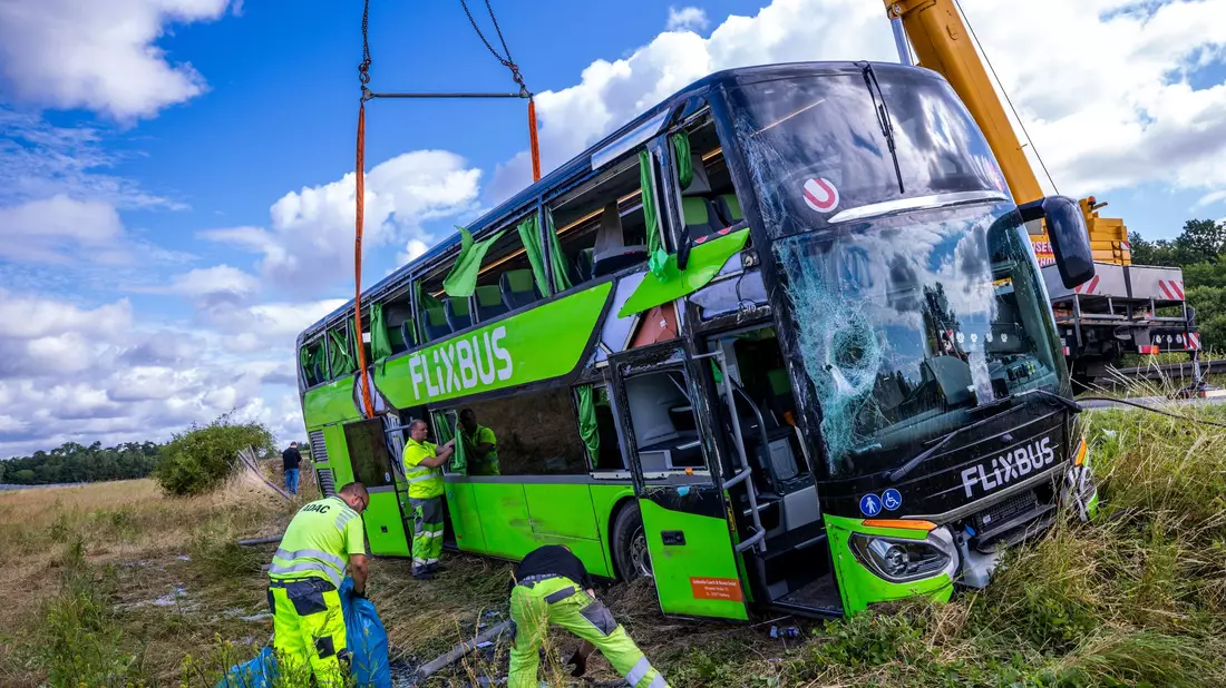 Unverletzte Passagiere sollte ein Ersatzbus nach Berlin bringen. - Bild: Jens Büttner/dpa