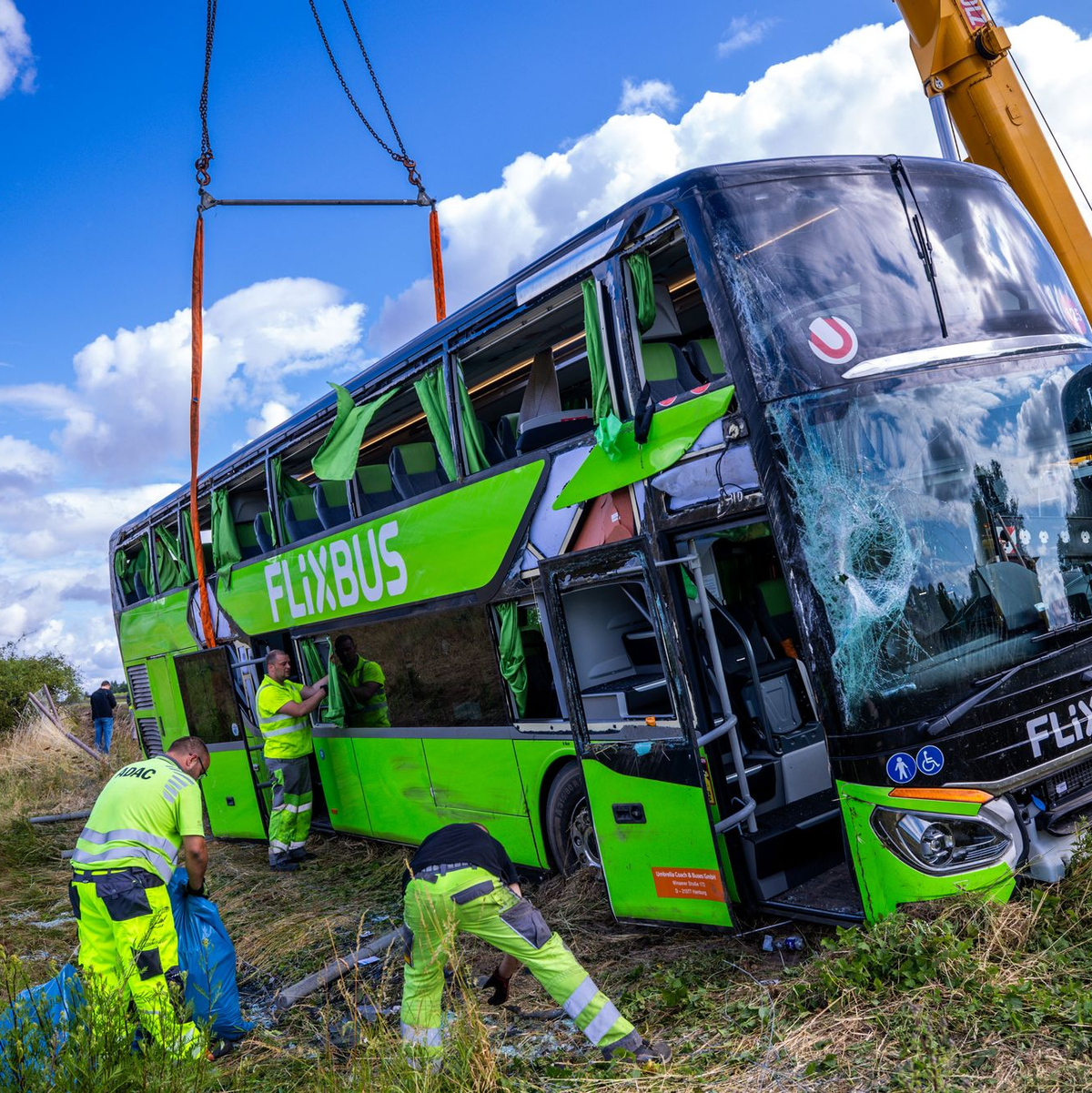 Unverletzte Passagiere sollte ein Ersatzbus nach Berlin bringen. - Foto: Jens Büttner/dpa