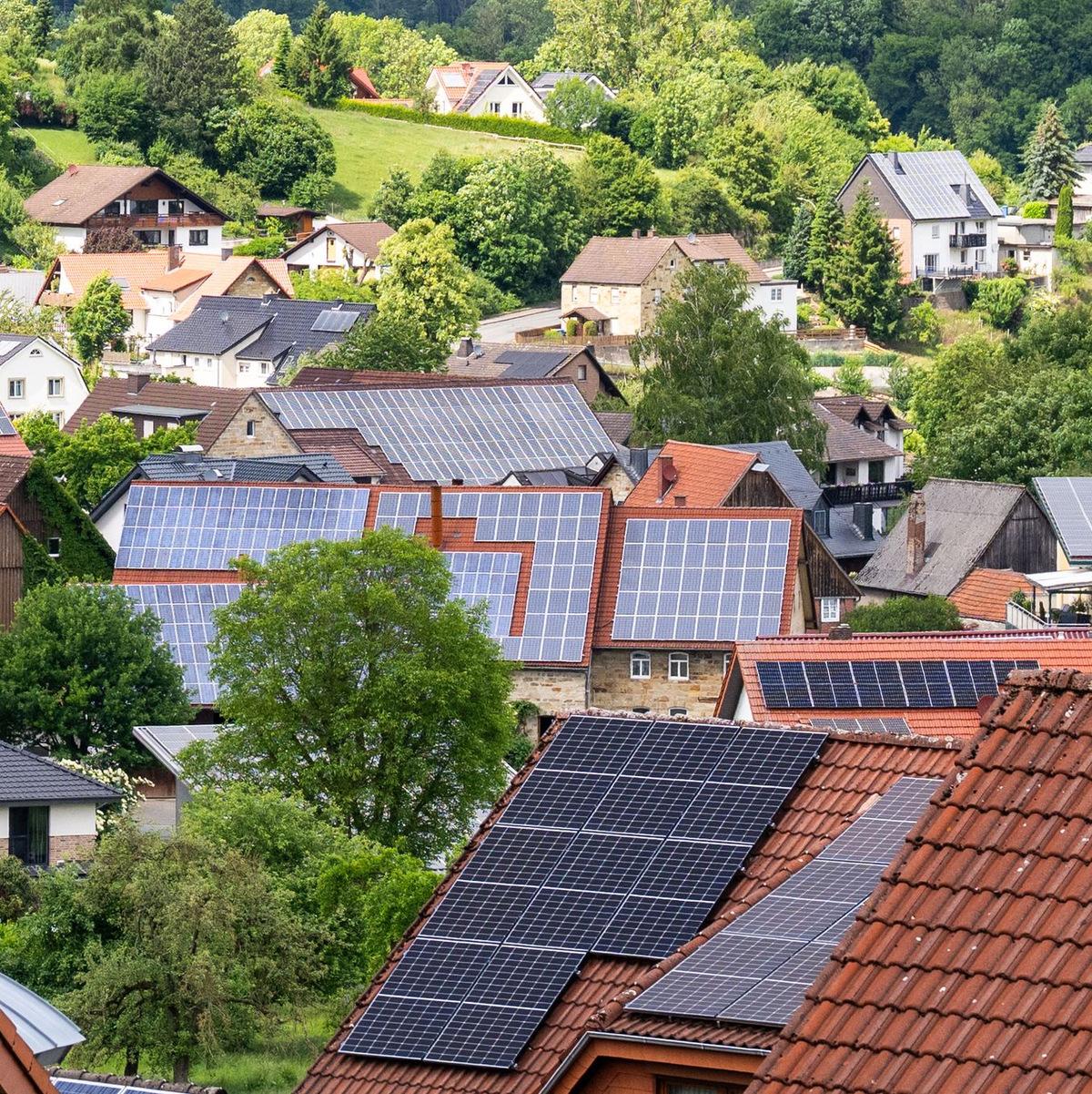 Solaranlagen auf Dächern, Gebäuden und an Fassaden machen den Großteil der installierten Leistung aus. (Archivbild) - Foto: David Inderlied/dpa