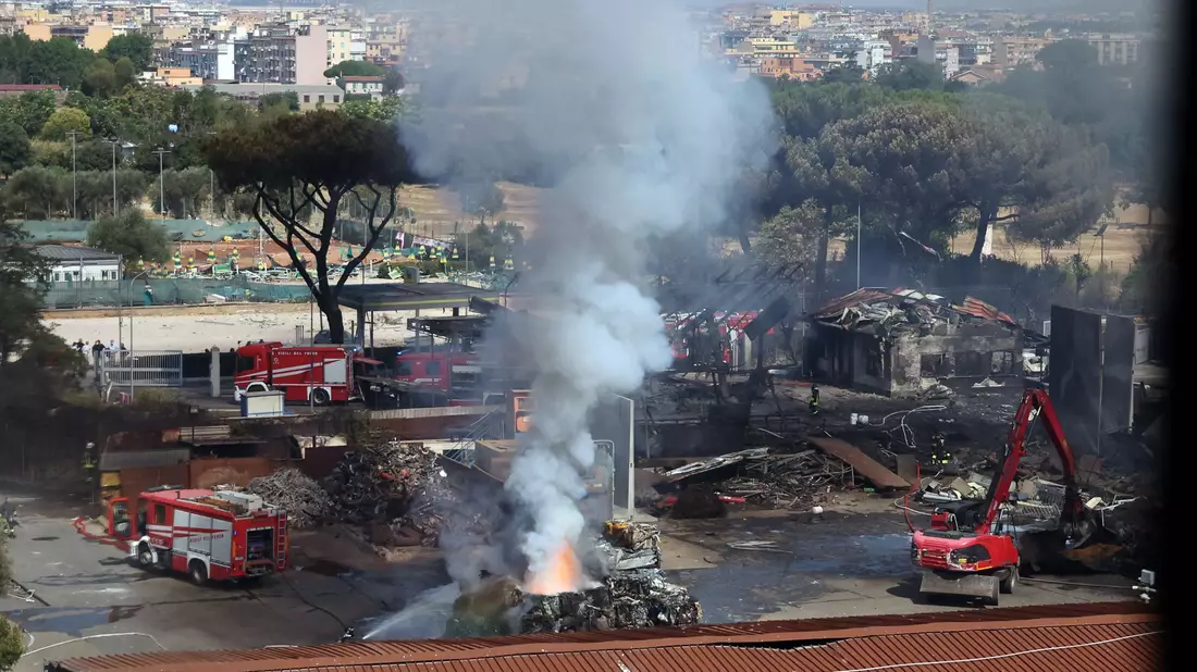 Neben der Tankstelle befindet sich ein Sportzentrum mit einem Tennisplatz, das durch die Explosion schwer beschädigt wurde. - Bild: Marco Iacobucci/IPA via ZUMA Press/dpa