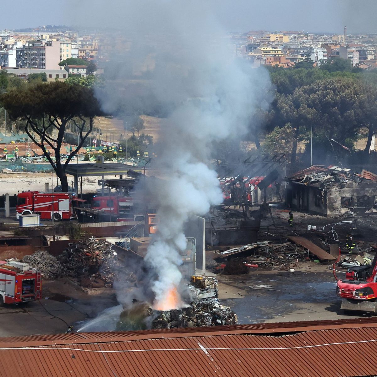 Neben der Tankstelle befindet sich ein Sportzentrum mit einem Tennisplatz, das durch die Explosion schwer beschädigt wurde. - Foto: Marco Iacobucci/IPA via ZUMA Press/dpa